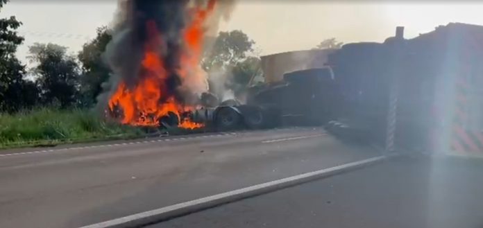 Caminhoneiros ficam gravemente feridos em colisão frontal na BR-262, no MS