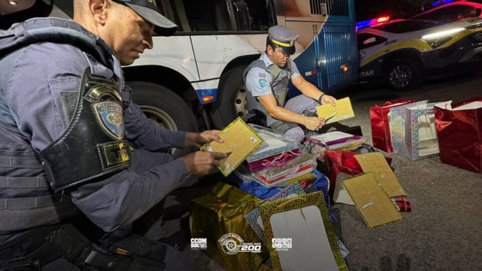 Bolivianos são presos com mais de 21 quilogramas de pasta-base de cocaína em ônibus, na Raposo Tavares (SP-270).