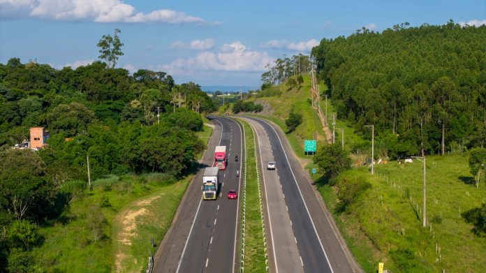 Obras de drenagem vão garantir conservação do pavimento na SP-270, em Araçoiaba da Serra