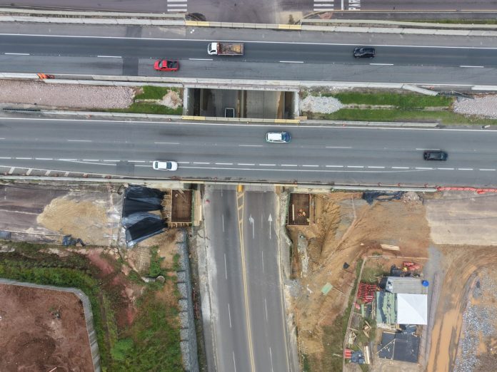 Concessionária do Paraná realiza operações, neste sábado (28), para instalar vigas na rodovia BR–277, em São José dos Pinhais (PR)