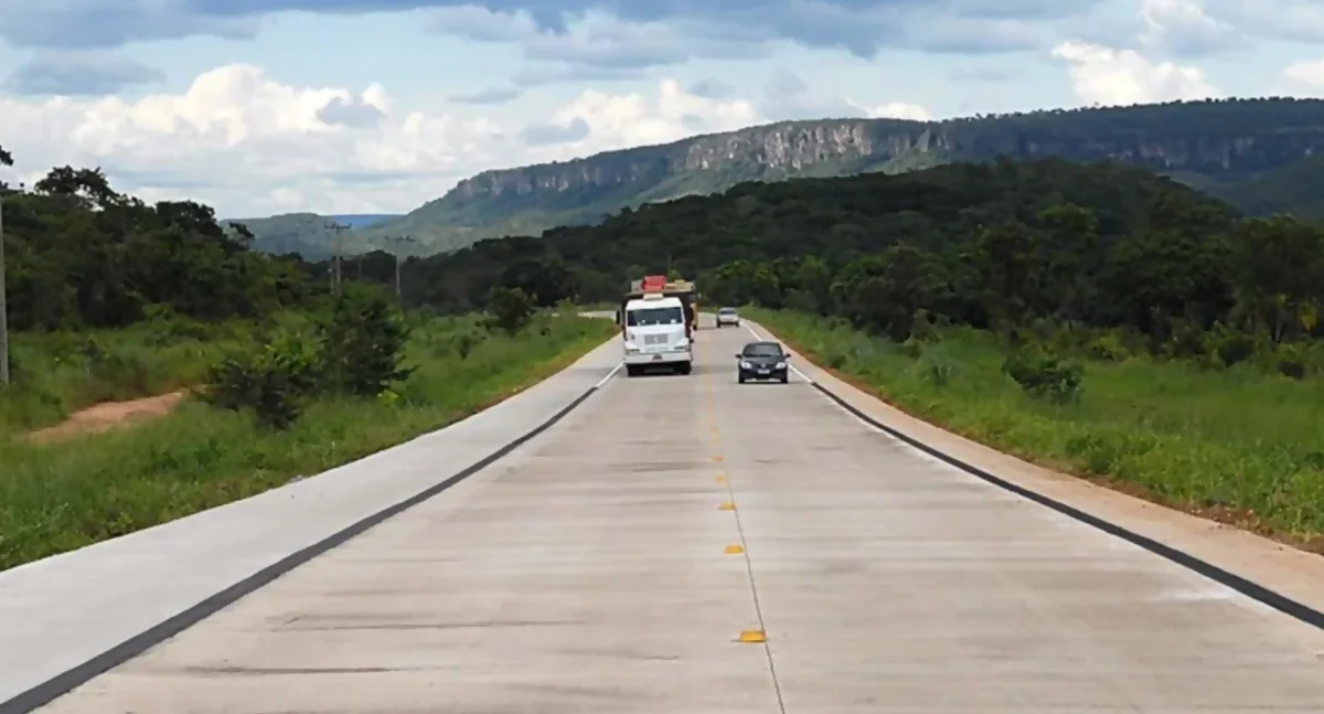Tráfego na BR-364/MT segue em meia pista na Serra de São Vicente, nesta segunda (23)