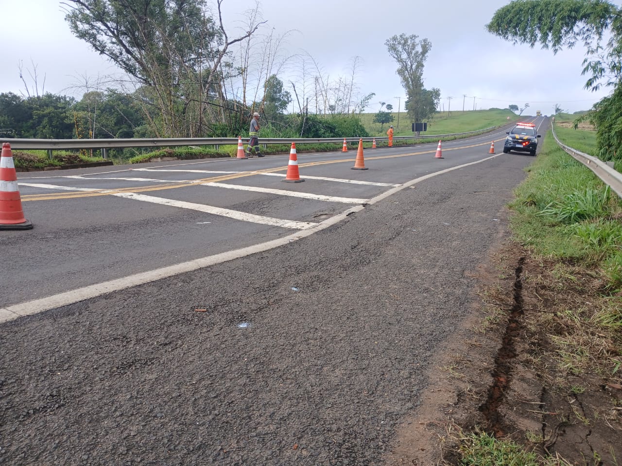 BR-153 tem interdição total temporária no km 258, em Marília (SP)