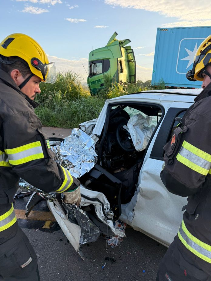 Acidente na GO-060 entre carro e carreta deixa uma pessoa morta