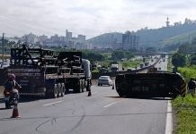 Acidente na Via Dutra, em Aparecida, interdita faixas, no sentido Rio Acidente na Via Dutra (BR-116), em Aparecida do Norte, no Vale do Paraíba, em São Paulo, , interdita faixa da direita.