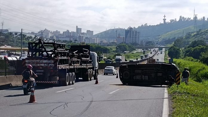 Acidente na Via Dutra (BR-116), em Aparecida do Norte, no Vale do Paraíba, em São Paulo, , interdita faixa da direita.