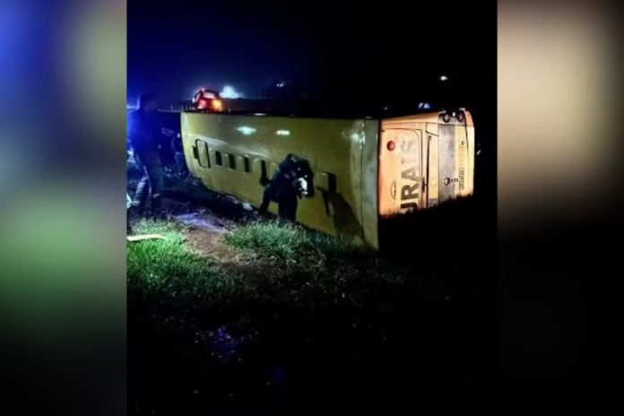 Ônibus com 67 multas tomba em vicinal e deixa 1 morto, em Marabá Paulista (SP) Ônibus com 67 multas tomba em vicinal e deixa 1 morto, em Marabá Paulista (SP)