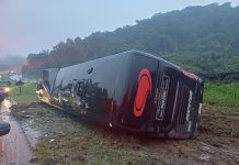 Ônibus da Eucatur tomba na BR-116/PR e deixa feridos, em Campina Grande do Sul Ônibus da Eucatur tomba na BR-116/PR e deixa feridos, em Campina Grande do Sul