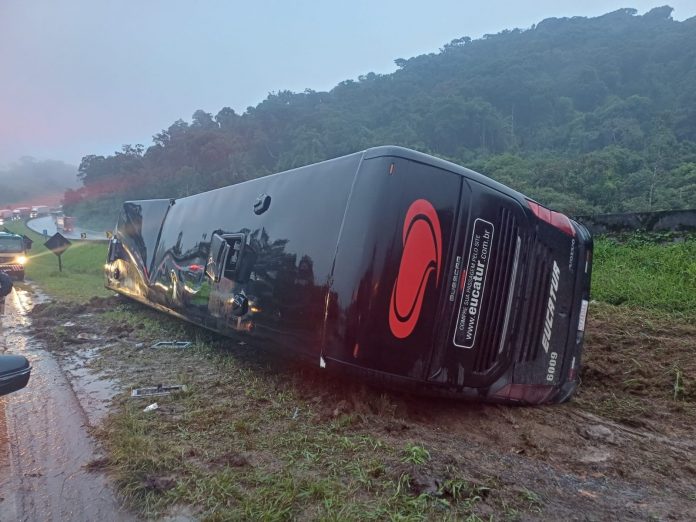 Ônibus da Eucatur tomba na BR-116/PR e deixa feridos, em Campina Grande do Sul Ônibus da Eucatur tomba na BR-116/PR e deixa feridos, em Campina Grande do Sul