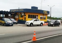 Passageiro tem surto em ônibus, e depois morre atropelado por carreta na BR-101/SC Passageiro tem surto em ônibus, e depois morre atropelado por carreta na BR-101/SC