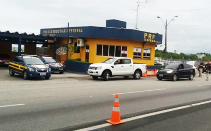 Passageiro tem surto em ônibus, e depois morre atropelado por carreta na BR-101/SC Passageiro tem surto em ônibus, e depois morre atropelado por carreta na BR-101/SC