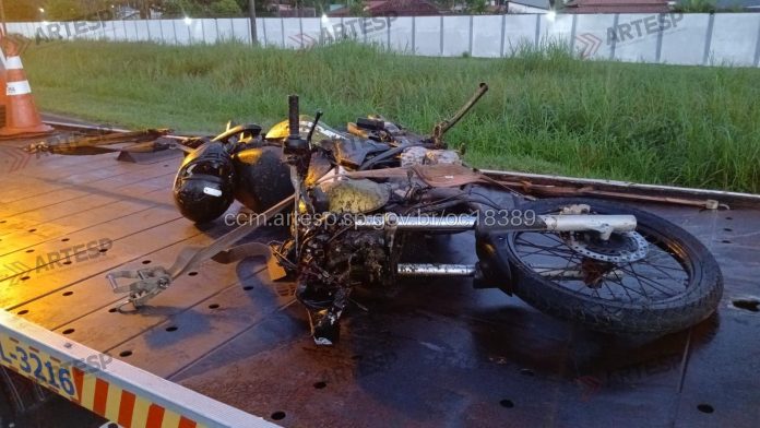 Motoqueiro atropela cavalo na SP-055, em Peruíbe, e morre na queda