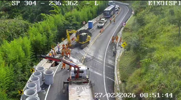 Reparo em cratera na SP-304 continua; rodovia segue interditada, em Santa Maria da Serra