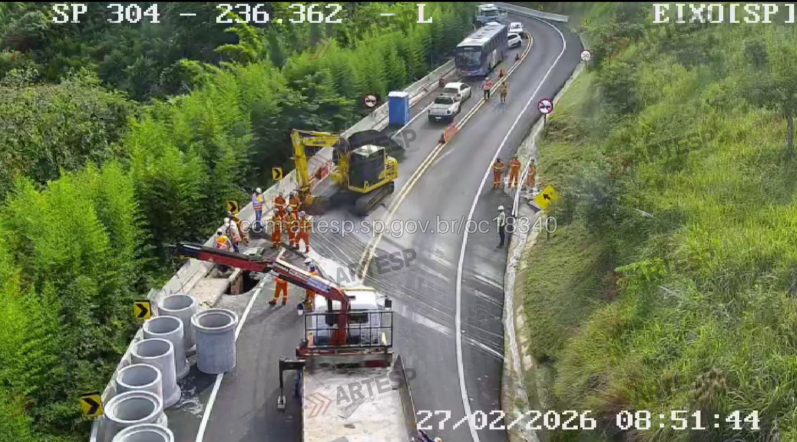 Reparo em cratera na SP-304 continua; rodovia segue interditada, em Santa Maria da Serra