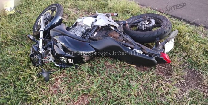 Motoqueiro morre em acidente com caminhões na Rodovia Marechal Rondon (SP-300), no município de Birigui (SP).