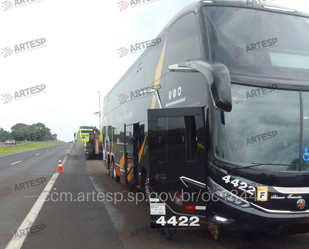 Ônibus do cantor Latino se envolve em acidente na SP-310, em Matão