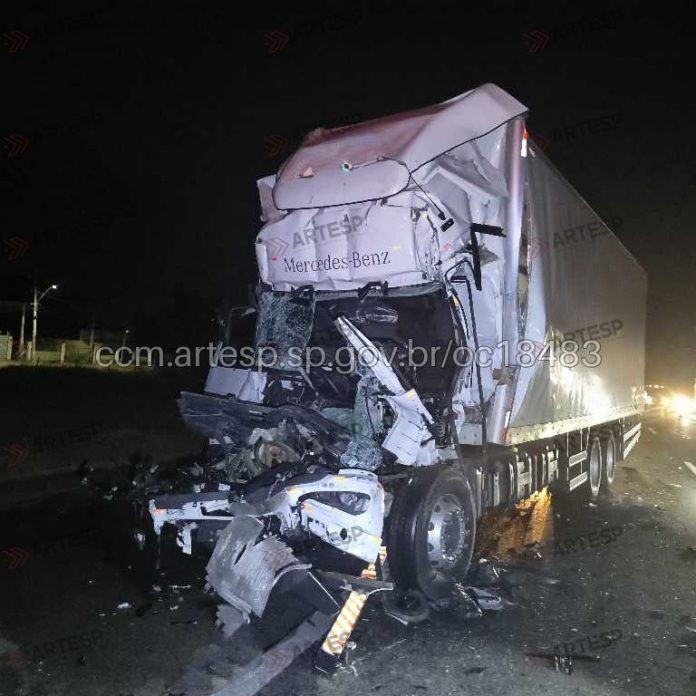 Caminhoneiro morrer ao colidir contra carreta na Castello Branco, em Boituva (SP) Caminhoneiro morrer ao colidir contra carreta na Castello Branco, em Boituva (SP)