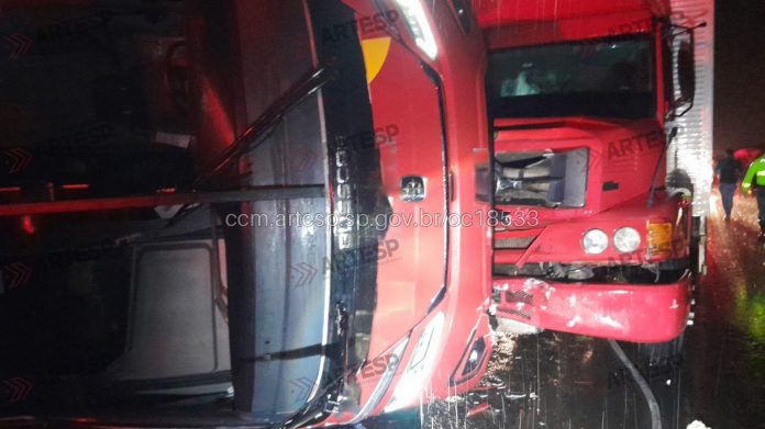 Ônibus da Itamarati tomba na SP-310 e deixa ao menos 15 feridos, em Uchoa