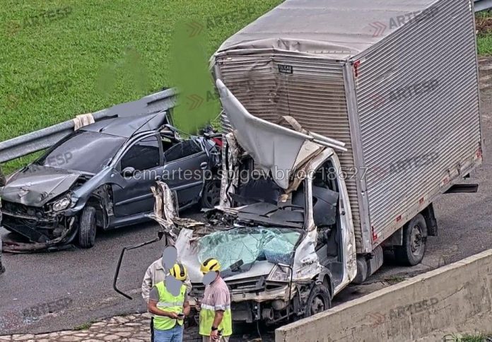 Engavetamento no Rodoanel Mário Covas deixa um morto, em Barueri (SP)