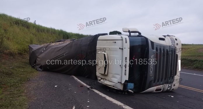 Caminhoneiro dorme ao volante e tomba carreta na alça da SP-284 para SP-425, em Martinópolis