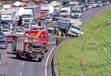 Caminhão evasor de pedágio provoca acidente na Bandeirantes com 5 feridos, em SP Caminhão evasor de pedágio provoca acidente na Bandeirantes com 5 feridos, em SP