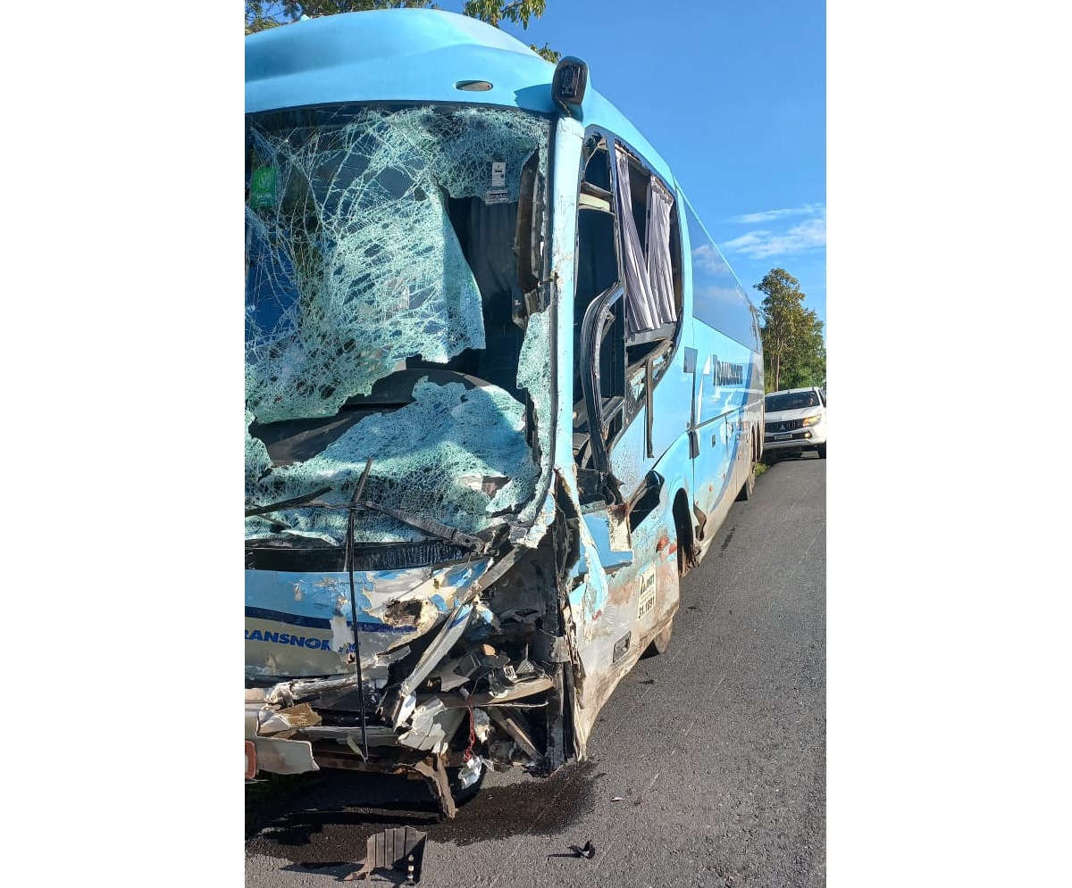 Acidente com ônibus e furgão deixa 1 morto na BR-135/MG, em Joaquim Felício