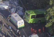Acidente entre ônibus e carreta na BR-116/RJ, deixa feridos, em Magé Acidente entre ônibus e carreta na BR-116/RJ, deixa feridos, em Magé