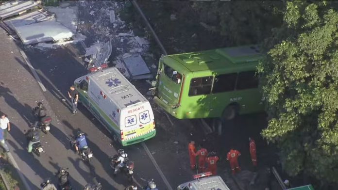 Acidente entre ônibus e carreta na BR-116/RJ, deixa feridos, em Magé