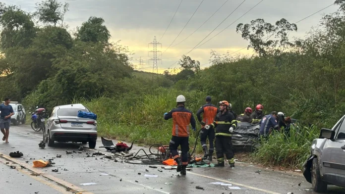 Três pessoas morrem em acidente com três veículos na ES-257, em Aracruz