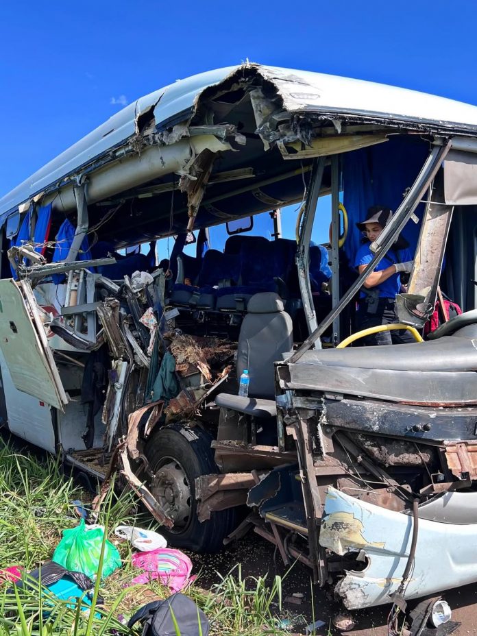 Acidente entre ônibus e carreta deixa 2 mortos e feridos, na BR-267, no MS Acidente entre ônibus e carreta deixa 2 mortos e feridos, na BR-267, no MS