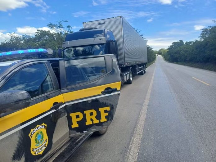 Caminhoneiro é flagrado forçando ultrapassagem perigosa na rodovia BR-251/MG, em Francisco Sá, nessa quinta (5).