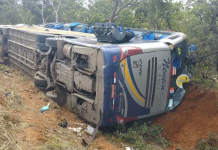 Ônibus do acidente com 2 mortes e 11 feridos na BR-251/MG fazia viagem clandestina Ônibus do acidente com 2 mortes e 11 feridos na BR-251/MG fazia viagem clandestina