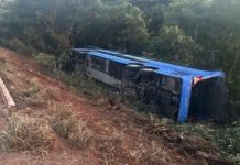 Ônibus tomba em ribanceira na BR-158 e deixa dois mortos e feridos, em MT Ônibus tomba em ribanceira na BR-158 e deixa dois mortos e feridos, em MT