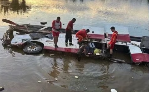 Acidente com ônibus e carros deixa 3 mortos e 12 feridos na BR‑222/MA