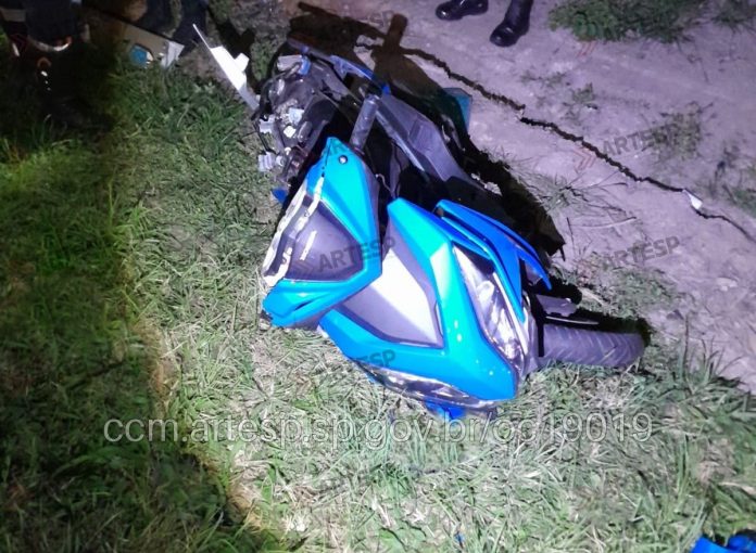 Motoqueiro e garupa morrem atropelados quando empurravam uma moto na Imigrantes, em SP