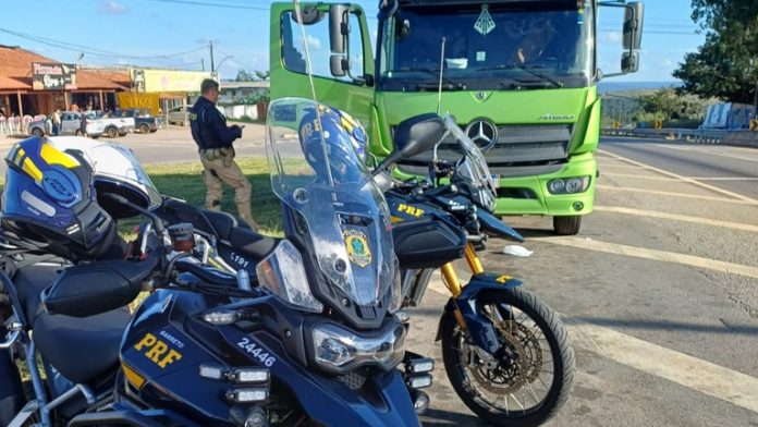 Caminhoneiro é preso ao dirigir sob efeito de drogas na BR-060/DF Caminhoneiro é preso ao dirigir sob efeito de drogas na BR-060/DF