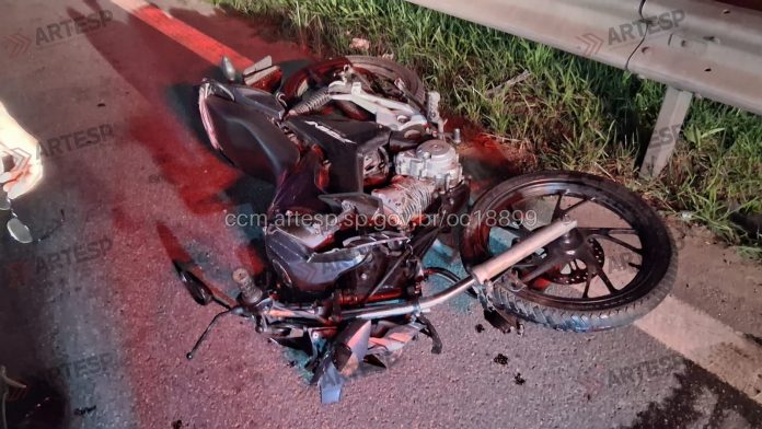 Motoqueiro morre ao colidir em traseira de carro na SP-248, em Santos