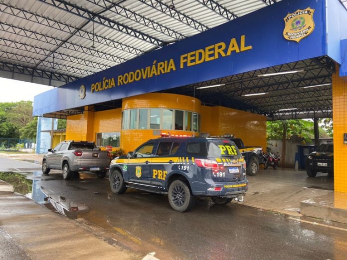 Motorista é preso na BR-230/PI por dirigir sob efeito de drogas e resistência, em Floriano Motorista é preso na BR-230/PI por dirigir sob efeito de drogas e resistência, em Floriano