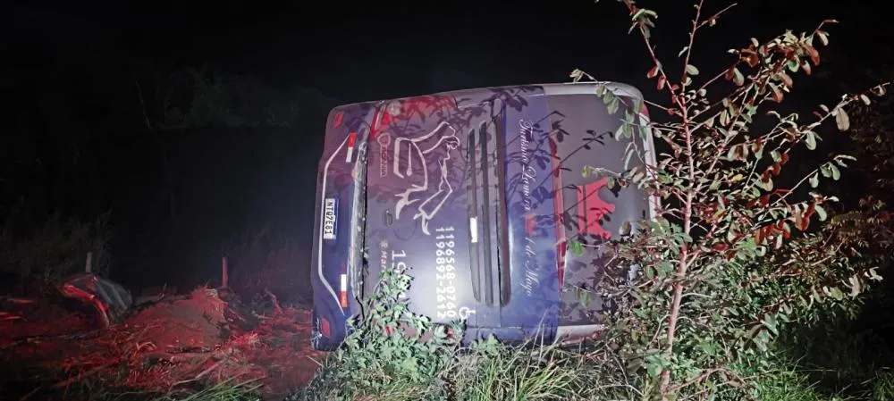 Ônibus com 48 multas tomba na MS-040, em Santa Rita do Pardo, e mata motorista reserva