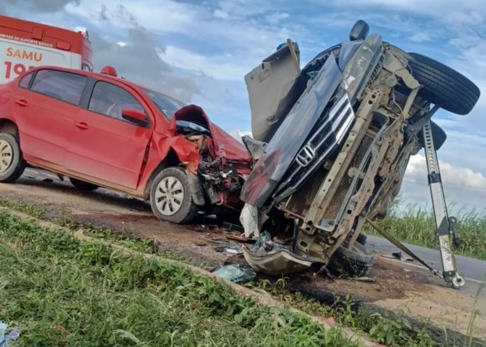 Acidente entre veículos deixa 2 mortos e 3 feridos na BR-101/ES, em Aracruz