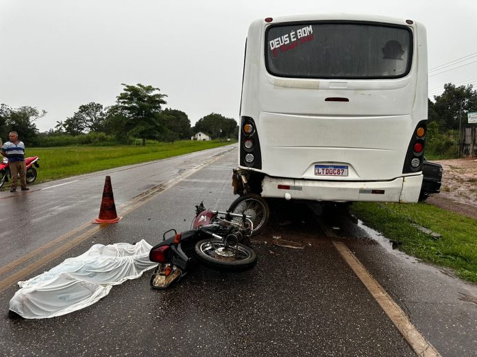 Motoqueiro morre ao chocar contra ônibus irregular parado sobre a pista na PA-242