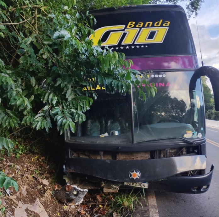 Ônibus da Banda G10 se envolve em acidente na BR-116/RS, mas ninguém fica ferido