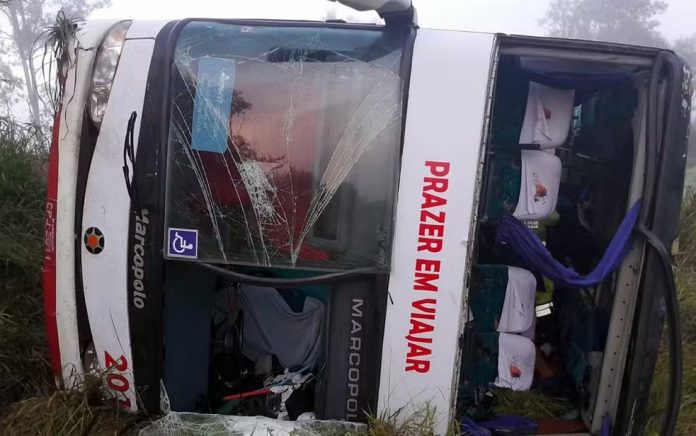 Ônibus com romeiros se envolve em acidente na MGC-167 e deixa 18 feridos, em Caxambu