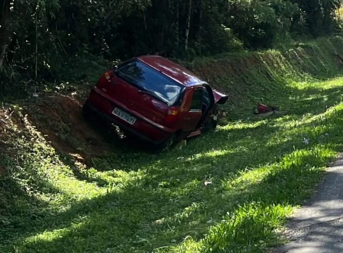 Adolescente fica gravemente ferida após capotamento e choque contra talude na BR-373/PR Adolescente fica gravemente ferida após capotamento e choque contra talude na BR-373/PR