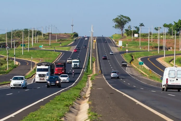 Transbrasiliana (BR-153/SP) deve receber 160 mil veículos no feriado de Tiradentes