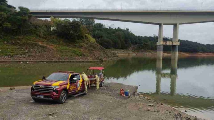 Pai e filha morrem afogados após carreta com carga perigosa despencar em represa na BR-116/PR Pai e filha morrem afogados após carreta com carga perigosa despencar em represa na BR-116/PR