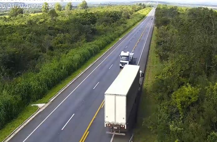 VÍDEO: Guincho evade de pedágio da BR-135/MG na contramão e quase provoca acidente