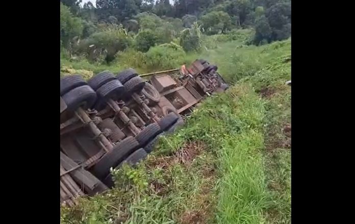 Caminhão choca contra vários veículos na BR-277/PR e deixa adolescente morto, em Balsa Nova