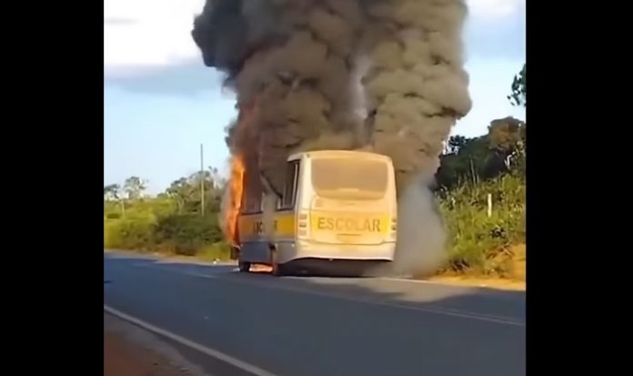 Incêndio em micro-ônibus na MG-124 assusta time de futebol amador, em Itamarandiba