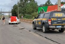Motoqueiro morre em colisão contra carro na BR-480/SC, em Chapecó Motoqueiro morre em colisão frontal contra um Toyota Corolla na marginal da rodovia BR-480, em Chapecó, em Santa Catarina.