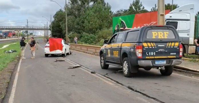 Motoqueiro morre em colisão frontal contra um Toyota Corolla na marginal da rodovia BR-480, em Chapecó, em Santa Catarina. Motoqueiro morre em colisão frontal contra um Toyota Corolla na marginal da rodovia BR-480, em Chapecó, em Santa Catarina.